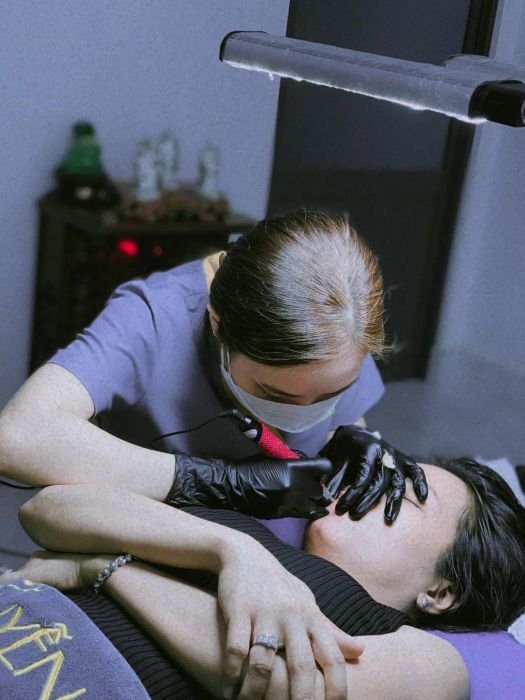 Khoảnh khắc khách hàng trải nghiệm dịch vụ tại Hà Nguyễn Beauty & Brows