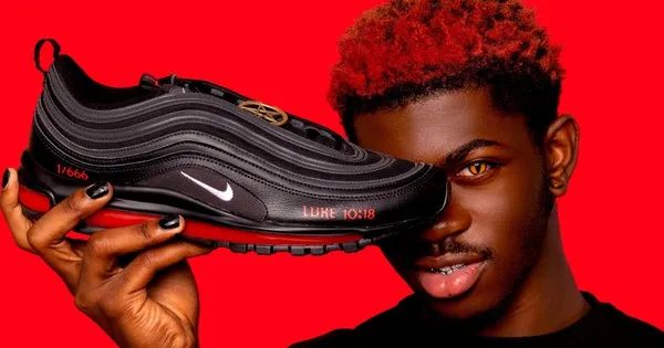 Nike ảnh 1 - Khoảnh khắc nghệ thuật đóng băng sức mạnh vận động, nơi biểu tượng Swoosh huyền thoại tỏa sáng cùng những đột phá công nghệ.