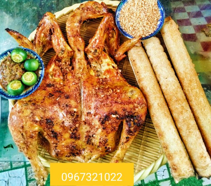 Hình ảnh món gà nướng cơm lam đặc trưng Tây Nguyên