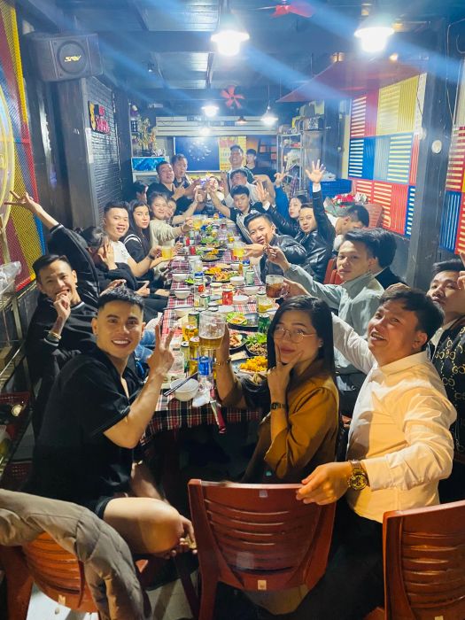 BBQ OK ZUI ảnh 1 - Không gian ấm cúng với bàn nướng hiện đại, nơi lưu giữ những khoảnh khắc ẩm thực đáng nhớ.