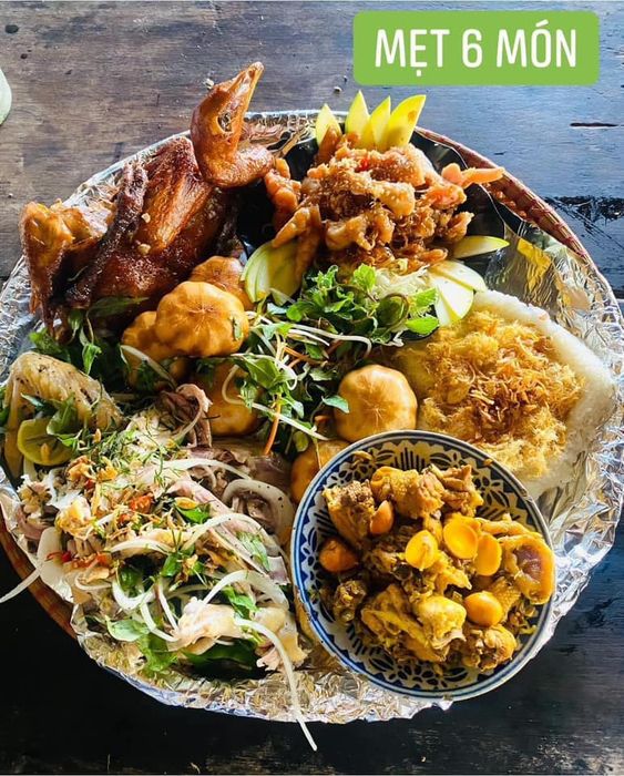 Không gian ấm cúng mang phong cách đồng quê tại Gà Hoa Đệ