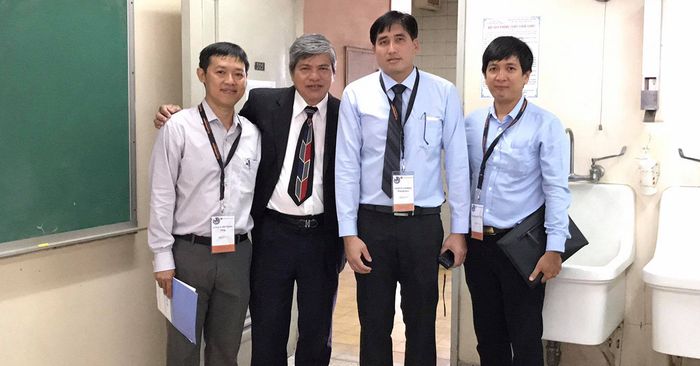 PGS.TS.BS Đỗ Phước Hùng trong giờ khám bệnh
