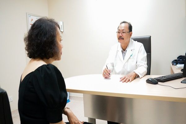 TS.BS Võ Văn Sĩ trong giờ khám bệnh