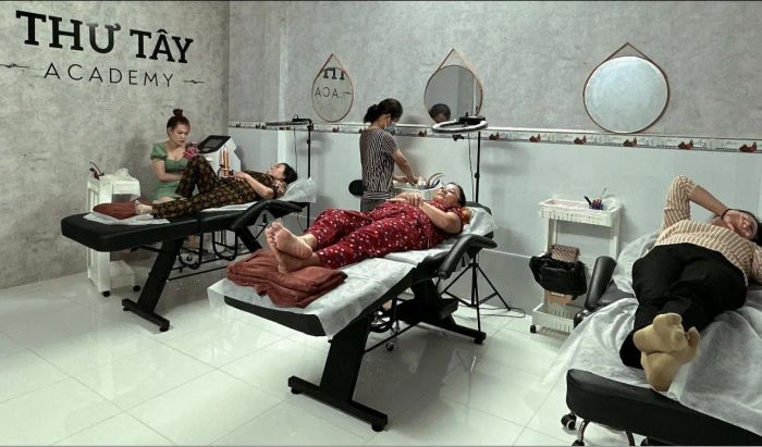 Hình ảnh thực tế quy trình phun xăm chuyên nghiệp tại Thư Tây Academy