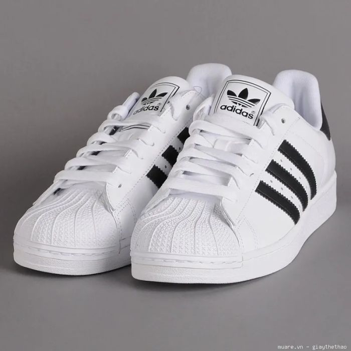 Adidas ảnh 1 - Khoảnh khắc nghệ thuật ghi dấu ấn ba sọc biểu tượng, nơi thể thao và thời trang giao thoa đầy cuốn hút.