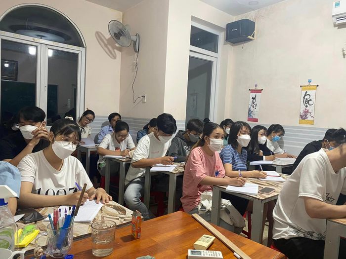 Hình ảnh giảng viên và học viên tương tác sôi nổi tại Hoa Ngữ Hoa Trường