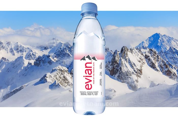 Hình ảnh chai nước khoáng Evian sang trọng