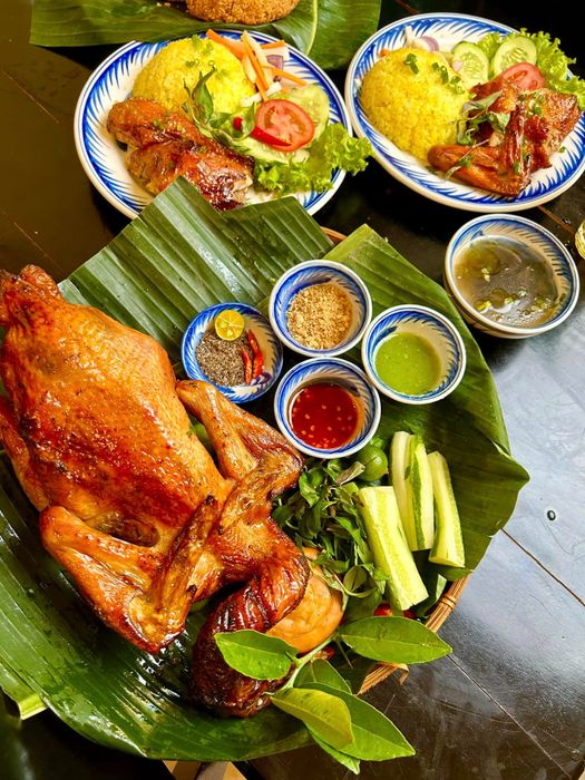 Không gian ấm cúng tại Gà Nướng Lu 3 Ngon