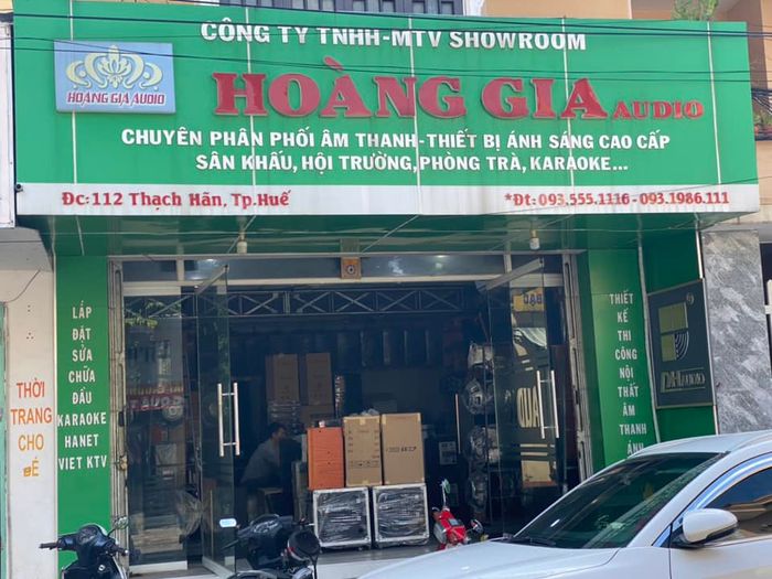 Hình ảnh thiết bị âm thanh hiện đại tại Anh Hoàng Gia Audio