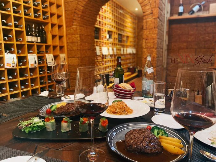 Không gian ấm cúng và sang trọng tại The VinSteak - Ảnh 1