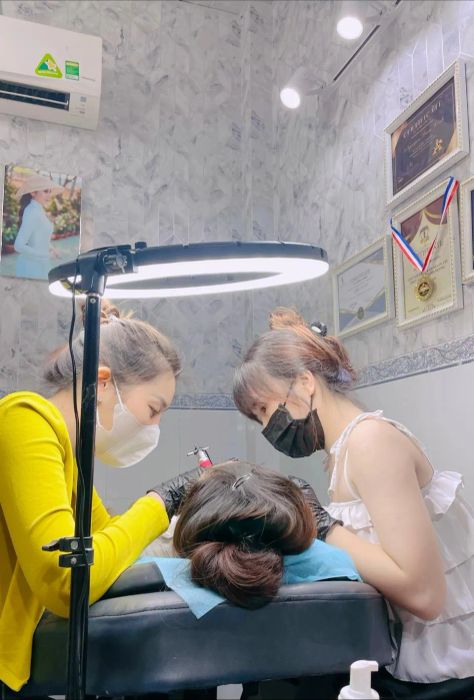 Hình ảnh khách hàng trải nghiệm dịch vụ tại Linh Beauty Phun Xăm