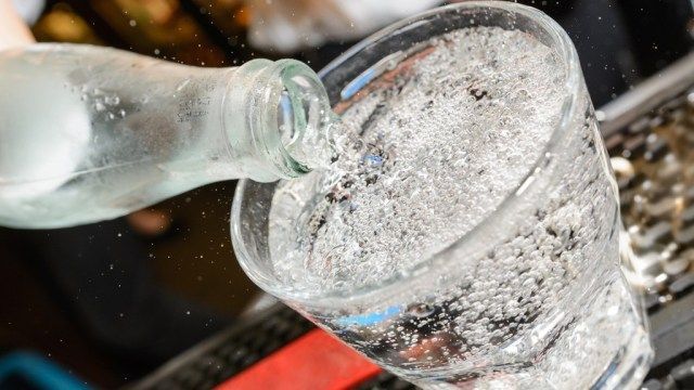 Kali sunfat - thành phần bổ sung khoáng chất trong nước soda giải khát. Ảnh minh họa