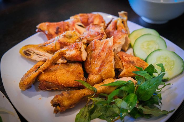 Không gian ấm cúng tại quán cơm gà Bà Nguyệt