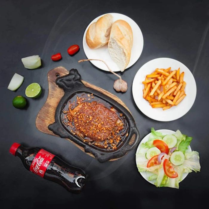 Không gian ấm cúng tại Beefsteak Củ Hành Tây