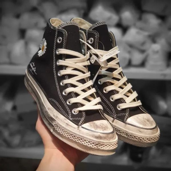 Converse ảnh 2 - Khoảnh khắc đầy cảm hứng khắc họa tinh thần rock 'n' roll, nơi thời trang và âm nhạc hòa làm một.