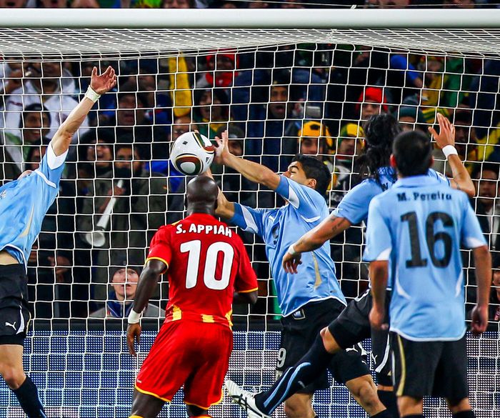 Khoảnh khắc gây tranh cãi nhất World Cup 2010: Suarez dùng tay cứu thua (ảnh 1)