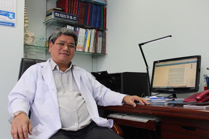 TS.BS Võ Xuân Sơn trong phòng mổ hiện đại