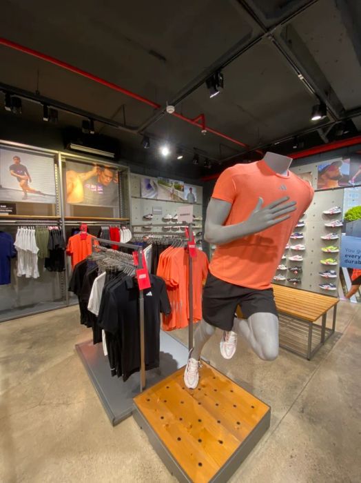 Không gian trưng bày ấn tượng tại Adidas Store Nha Trang