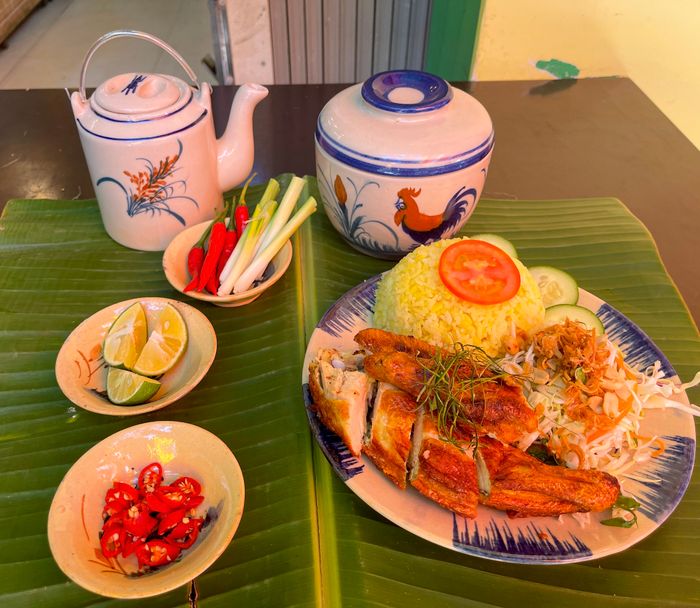 Hình ảnh món cơm gà đặc trưng tại Bà Ba