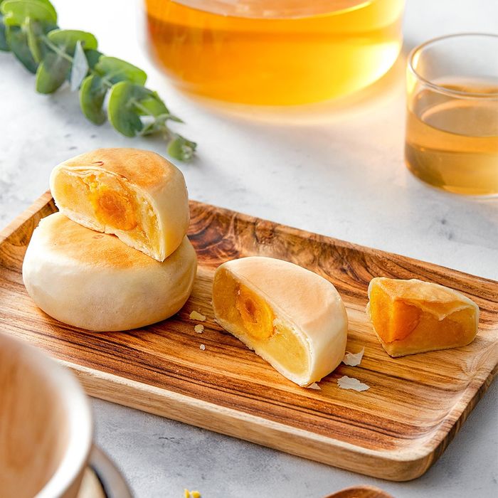 Những chiếc bánh Pía vàng ruộm - Tinh hoa ẩm thực tại Truly Vietnam
