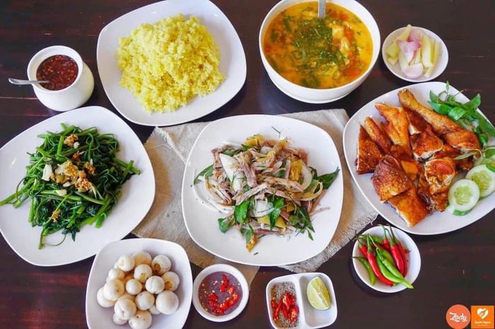 Hình ảnh món cơm gà truyền thống tại Bà Nguyệt Tam Kỳ