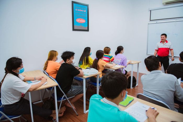 Hình ảnh giảng viên và học viên tương tác tại Hoa Ngữ 24h