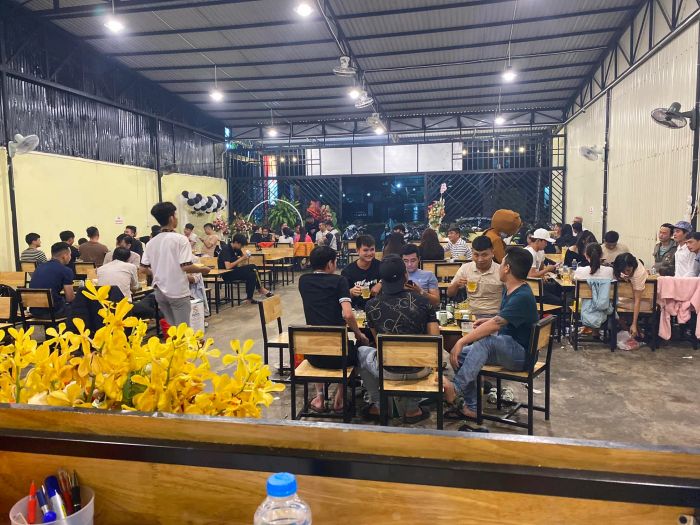 Quán Nhậu 665 ảnh 1 - Không gian ấm cúng với thiết kế mộc mạc, nơi lưu giữ những khoảnh khắc đáng nhớ bên bàn tiệc sum vầy.