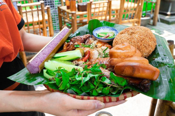 Hình ảnh món gà nướng lu đặc trưng tại Gà Nướng Lu 3 Ngon