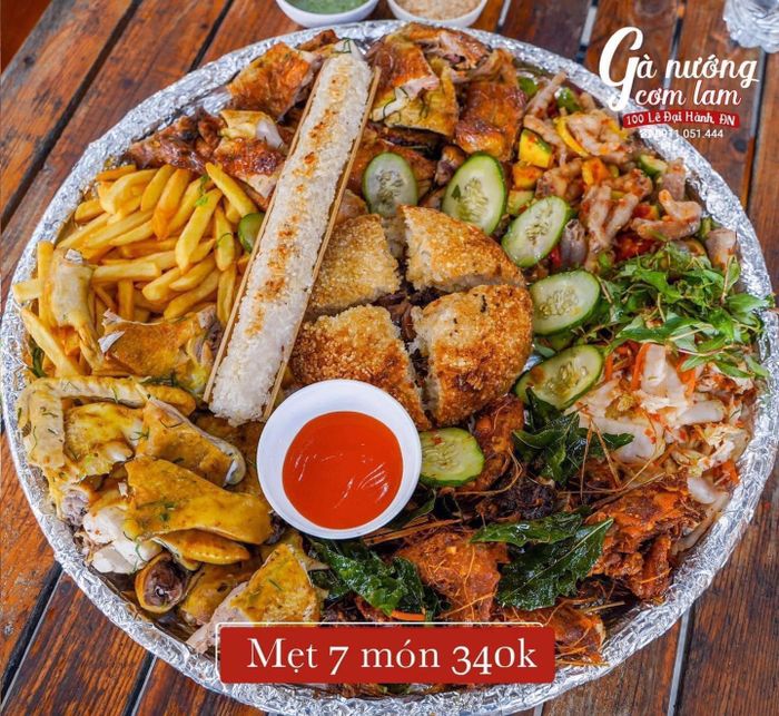 Hình ảnh món gà nướng cơm lam đặc trưng