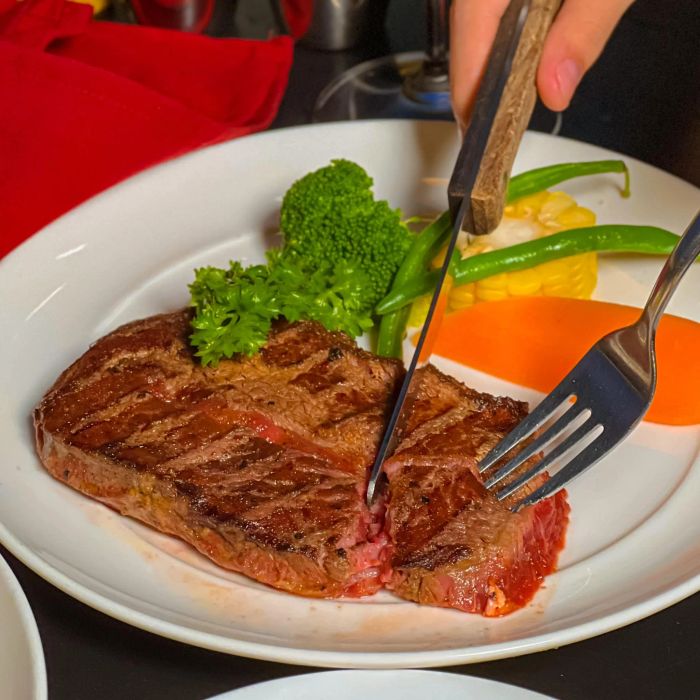 Không gian ấm cúng tại Bocaxa Steak