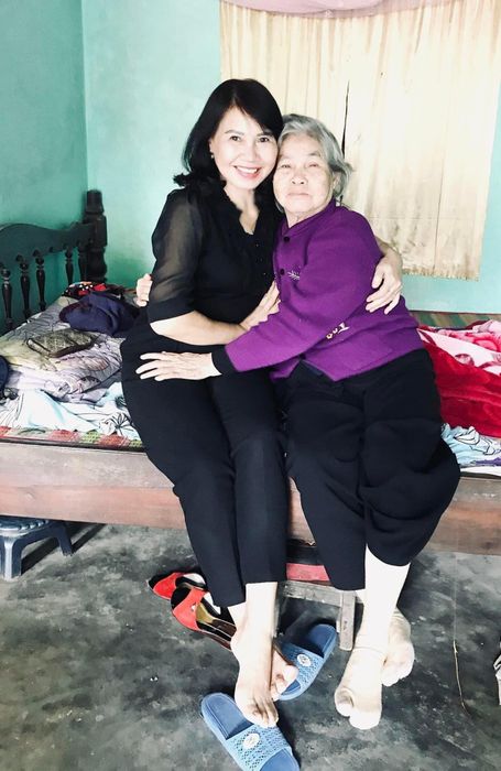 Ảnh nhà thơ Minh Xuyến bên mẹ ảnh 1