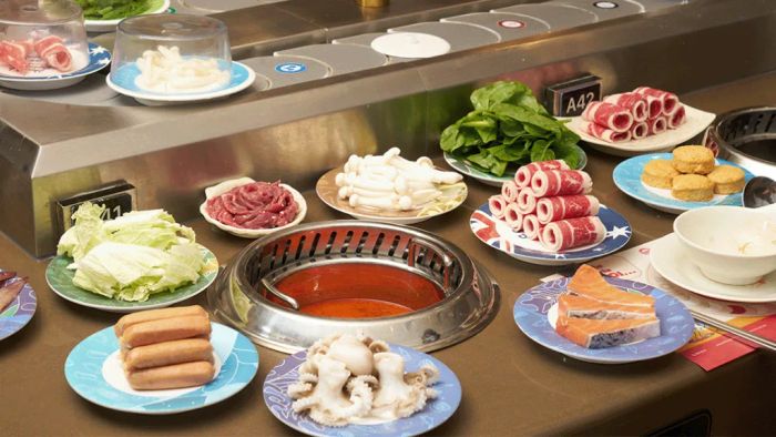 Trải nghiệm ẩm thực tại Kichi-Kichi - Băng chuyền món ăn đa dạng