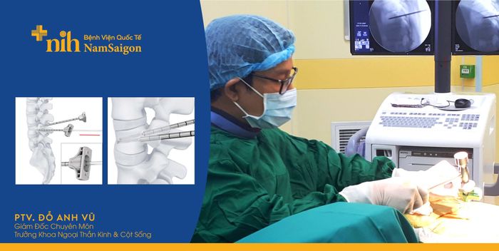 Hình ảnh ThS.BS.CKII. Đỗ Anh Vũ trong phòng mổ
