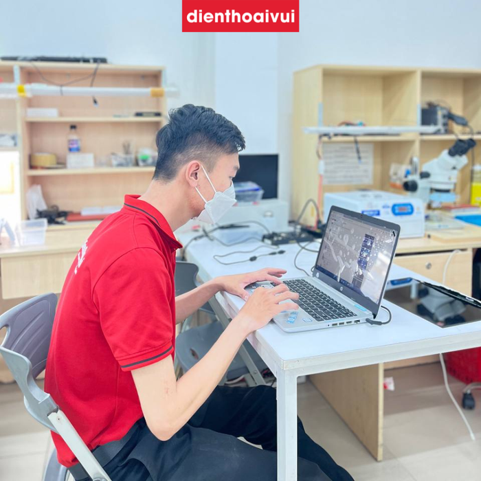 Hình ảnh quy trình kiểm tra Macbook đa tầng tại Điện Thoại Vui