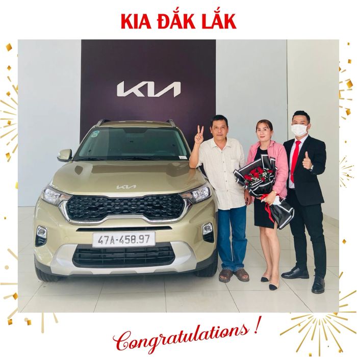 Hình ảnh đội ngũ kỹ thuật viên KIA Đắk Lắk đang thực hiện bảo dưỡng xe với trang thiết bị tiên tiến