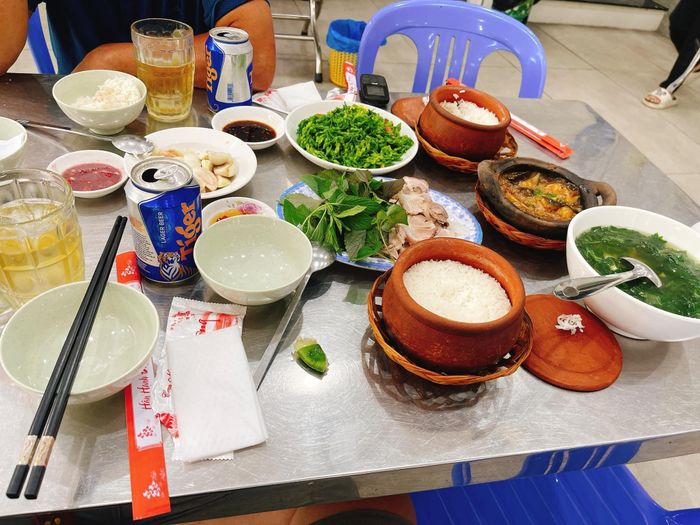 Không gian ấm cúng tại Cơm niêu Huyền Sương
