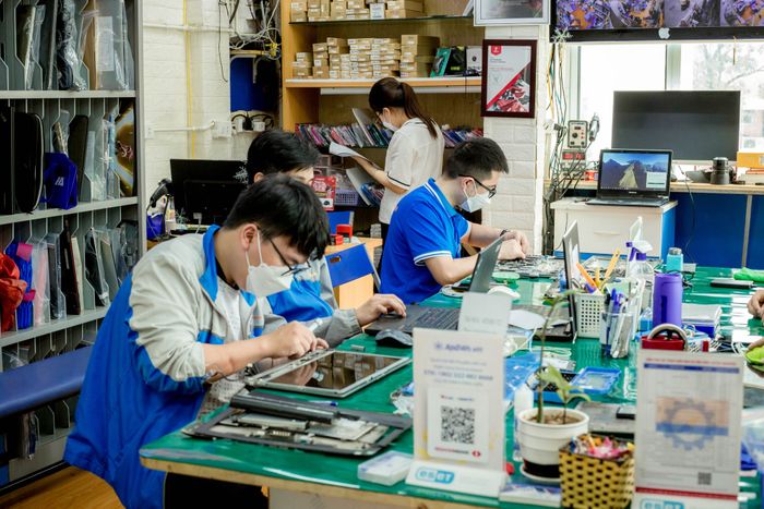 Hình ảnh đội ngũ kỹ thuật viên chuyên nghiệp