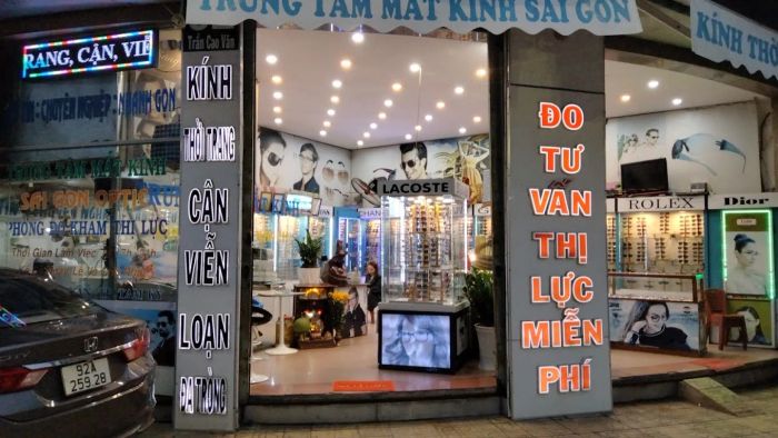 Không gian trưng bày đa dạng tại Trung Tâm Mắt Kính Sài Gòn Optic