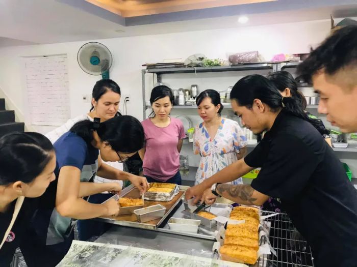 Học viên thực hành bánh Âu tại Cannelle Gateau