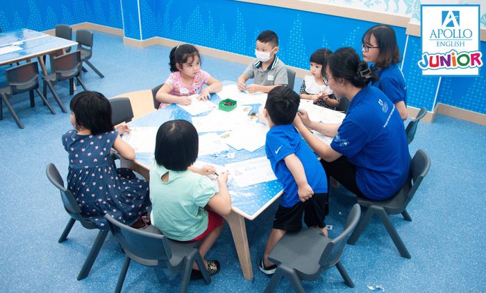 Hình ảnh học viên Apollo English Junior trong giờ học tương tác