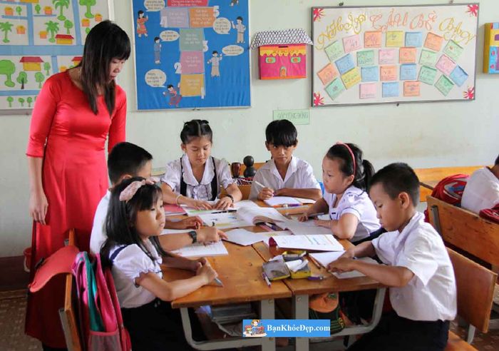 Hình ảnh minh họa giáo viên đứng lớp (Nguồn: internet)