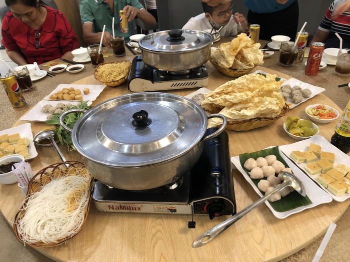 Không gian ấm cúng tại Lẩu cá Thuận Kiều