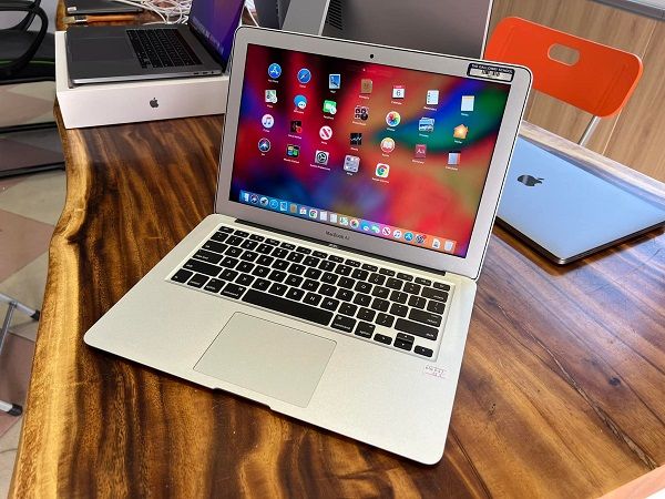 Không gian trưng bày Macbook hiện đại tại IFix Center