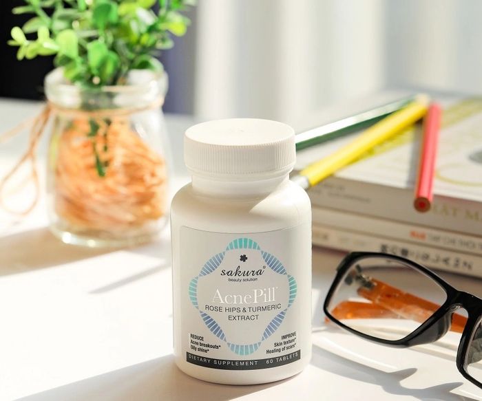Hình ảnh chân thực Sakura AcnePill - Giải pháp vàng cho làn da mụn thâm