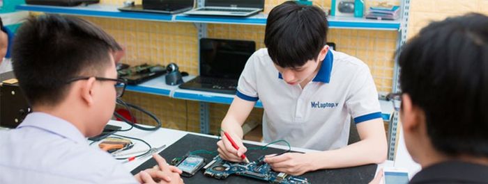 Hình ảnh đội ngũ kỹ thuật viên lành nghề tại MrLaptop.vn