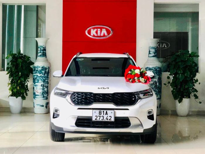 Hình ảnh đội ngũ nhân viên KIA Gia Lai chuyên nghiệp trong khu vực tiếp tân hiện đại
