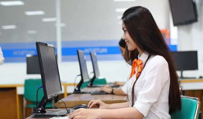 Hình ảnh minh họa nữ kế toán làm việc (Nguồn: internet)
