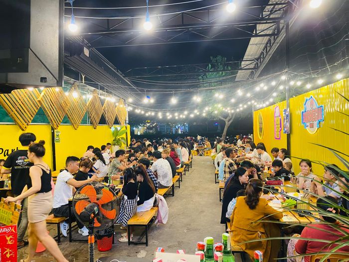 Không gian ấm cúng và món nướng tại Chill BBQ