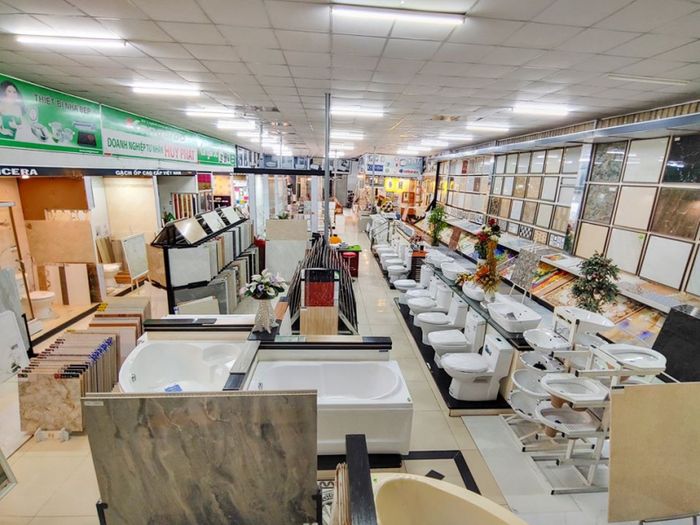 Khu vực trưng bày đa dạng sản phẩm tại VLXD & TTNT Huy Phát