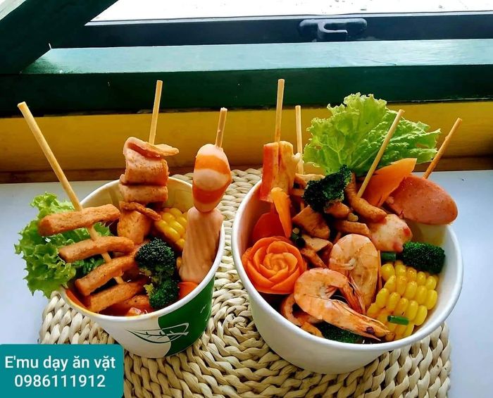 Hình ảnh học viên thực hành chế biến tại E'mu